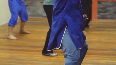 Grup insanların eğitim dövüş sanatları salonunda. 3 Ocak 2018, Sibirya, Novosibirsk, Rusya Federasyonu