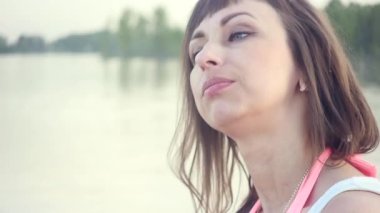 Genç kadın için müzik açık havada hareket eder.