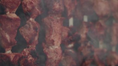 Eti ızgarada kızartılmış