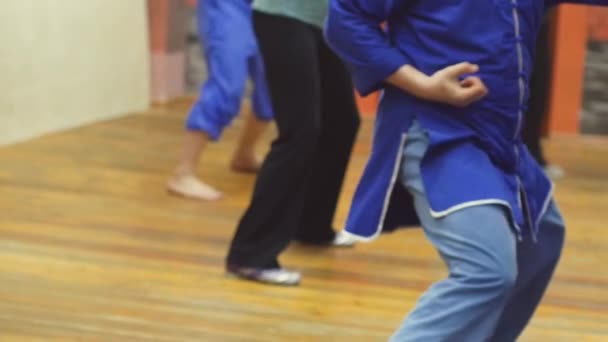 Csoport emberek képzés martial arts az edzőteremben. Január 3, 2018, Siberia, Novosibirsk, Oroszország — Stock videók