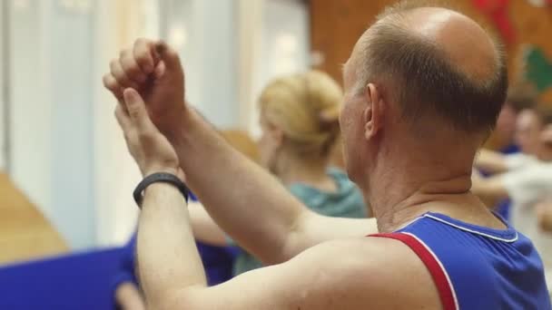 Gruppe von Menschen, die in der Turnhalle Kampfkünste trainieren. 3. Januar 2018, Sibirien, Nowosibirsk, Russland — Stockvideo