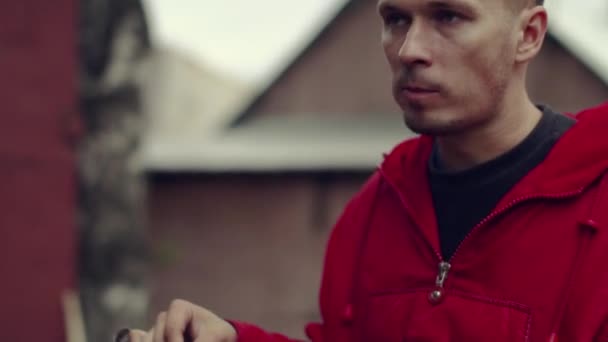 Un homme mange de la viande frite en plein air — Video