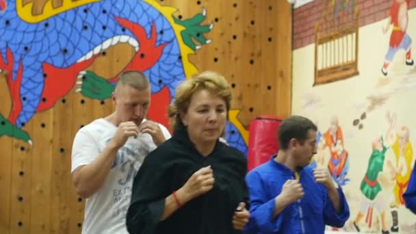 Группа людей, тренирующих боевые искусства в тренажерном зале. 3 января 2018, Сибирь, Новосибирск, Россия — стоковое видео