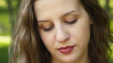 Güneş gözlüklü genç bir çekici kadın portresi