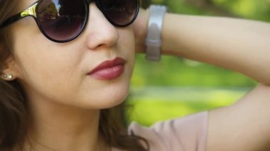 Güneş gözlüklü genç bir çekici kadın portresi