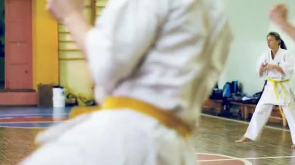 Oroszország Novoszibirszk Augusztus 2018 Ban Egy Embercsoport Gyakorolják Karate Stroke — Stock videók