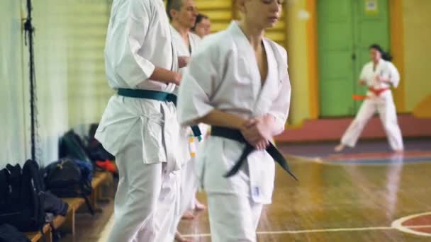 Russia, Novosibirsk, 15 agosto 2018 Un gruppo di persone che pratica colpi di karate in casa. Formazione di resistenza nel karate — Video Stock