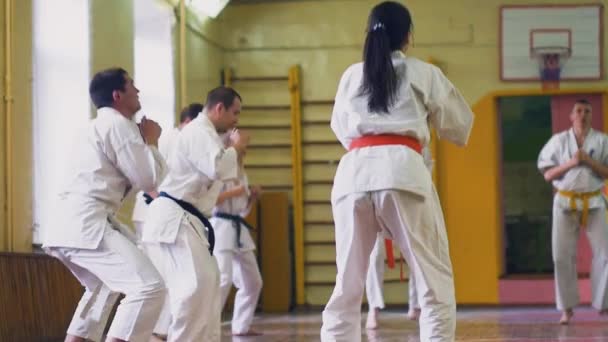 Russia, Novosibirsk, 15 agosto 2018 Un gruppo di persone che pratica colpi di karate in casa. Formazione di resistenza nel karate — Video Stock