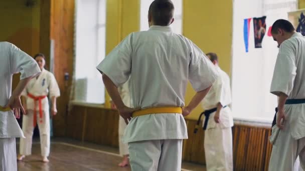 Russia, Novosibirsk, 15 agosto 2018 Un gruppo di persone che pratica colpi di karate in casa. Formazione di resistenza nel karate — Video Stock