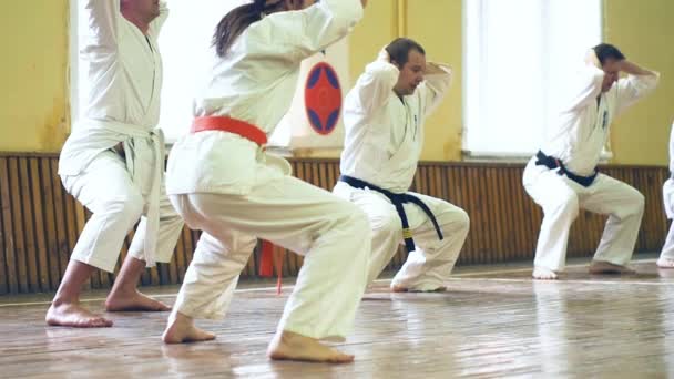 Rusya, Novosibirsk, 15 Ağustos 2018 A karate vuruşlar kapalı insanlar grubudur. Dayanıklılık Eğitim Karate — Stok video
