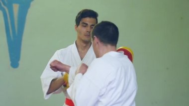Rusya, Novosibirsk, 15 Ağustos 2018 A karate vuruşlar kapalı insanlar grubudur. Dayanıklılık Eğitim Karate