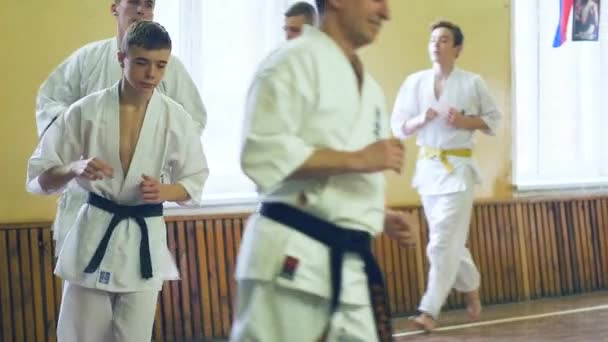 Russia, Novosibirsk, 15 agosto 2018 Un gruppo di persone che pratica colpi di karate in casa. Formazione di resistenza nel karate — Video Stock