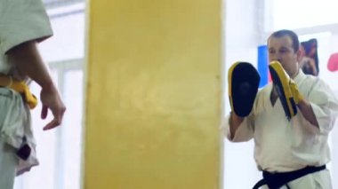 Rusya, Novosibirsk, 15 Ağustos 2018 A karate vuruşlar kapalı insanlar grubudur. Dayanıklılık Eğitim Karate