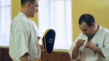 Rusya, Novosibirsk, 15 Ağustos 2018 A karate vuruşlar kapalı insanlar grubudur. Dayanıklılık Eğitim Karate
