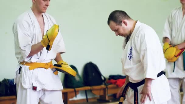 Rosja, Nowosybirsk, 15 sierpnia 2018 A grupę osób praktykujących karate obrysy wewnątrz. Trening wytrzymałościowy w karate — Wideo stockowe