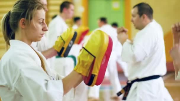 Russia, Novosibirsk, 15 agosto 2018 Un gruppo di persone che pratica colpi di karate in casa. Formazione di resistenza nel karate — Video Stock