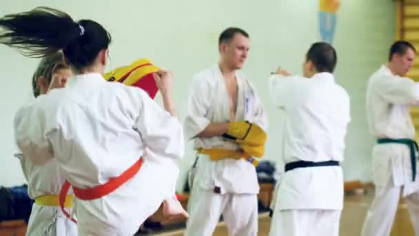 Russia, Novosibirsk, 15 agosto 2018 Un gruppo di persone che pratica colpi di karate in casa. Formazione di resistenza nel karate — Video Stock