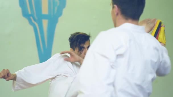 Russia, Novosibirsk, 15 agosto 2018 Un gruppo di persone che pratica colpi di karate in casa. Formazione di resistenza nel karate — Video Stock