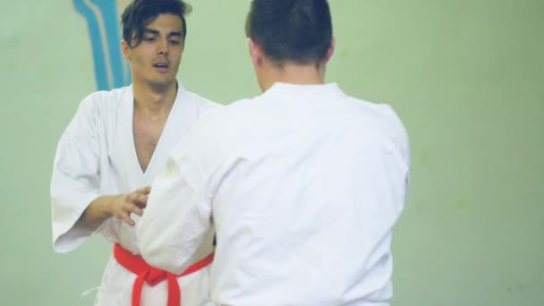 Rusland, Novosibirsk, 15 augustus, 2018 A groep van mensen die het beoefenen van karate lijnen binnenshuis. Duurtraining in karate — Stockvideo