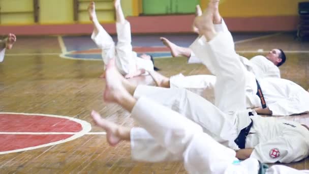 Rusia, Novosibirsk, 15 de agosto de 2018 Un grupo de personas que practican golpes de karate en el interior. Entrenamiento de resistencia en karate — Vídeo de stock