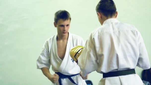 Russia, Novosibirsk, 15 agosto 2018 Un gruppo di persone che pratica colpi di karate in casa. Formazione di resistenza nel karate — Video Stock