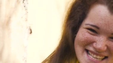 mutlu bir kadın portresi. neşeli gülümseme yakın çekim