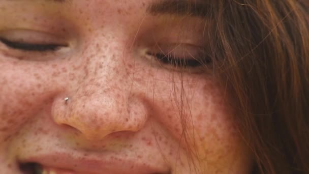 Portret van een jonge vrouw van gelukkig. vrolijke glimlach close-up — Stockvideo