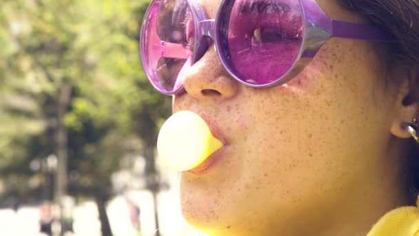 Retrato de una joven mujer feliz. sonrisa alegre primer plano — Vídeo de stock