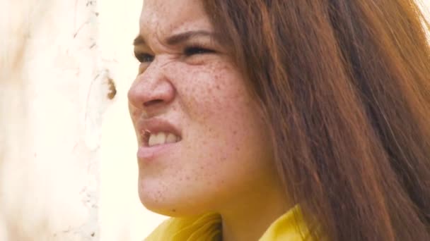 Portrait d'une jeune femme rousse aux taches de rousseur, exprimant surprise, déception, indignation. indignation. Gros plan. Le concept des émotions — Video