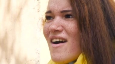 sürpriz, hayal kırıklığı, öfke ifade bir kızıl saçlı olan kadın çiller, portresi. öfke. yakın çekim. Duygular kavramı