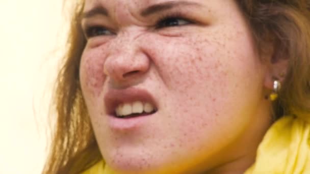 Retrato de uma jovem ruiva com sardas, expressando surpresa, decepção, indignação. indignação. close-up. O conceito de emoções — Vídeo de Stock
