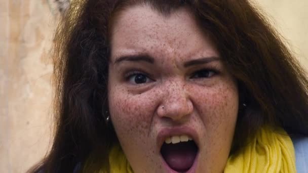 Portrait d'une jeune femme rousse aux taches de rousseur, exprimant surprise, déception, indignation. indignation. Gros plan. Le concept des émotions — Video