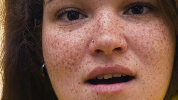 Portret van een jonge roodharige vrouw met sproeten, verrassing, teleurstelling, verontwaardiging uiten. verontwaardiging. Close-up. Het concept van emoties — Stockvideo