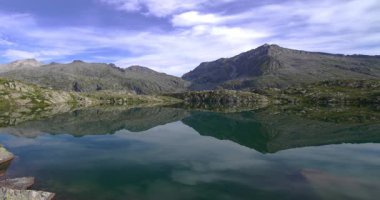 Kara gölün üzerindeki yaz manzarası