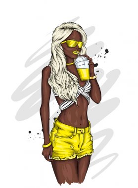 Şık bir şapka, t-shirt ve şort güzel kız. Yazlık kıyafetler. Moda ve Stil. Tebrik kartı veya poster için vektör çizimi. Kokteyl. 