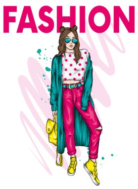 Gözlük, hırka, pantolon ve spor ayakkabı giyen uzun saçlı güzel kız. Sırt çantası olan Fashionista. Şık giyim ve aksesuarları, moda ve stil. Hipster.