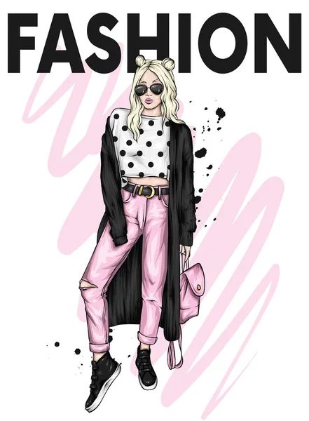 Gözlük, hırka, pantolon ve spor ayakkabı giyen uzun saçlı güzel kız. Sırt çantası olan Fashionista. Şık giyim ve aksesuarları, moda ve stil. Hipster.