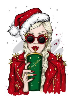 Şık ceketli ve Noel Baba şapkalı güzel bir kız. Yeni yıl ve Noel. Moda, tarz, giysi ve aksesuarlar..