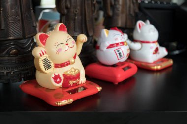 Şekil Maneki Neko Japonca şanslı kedi