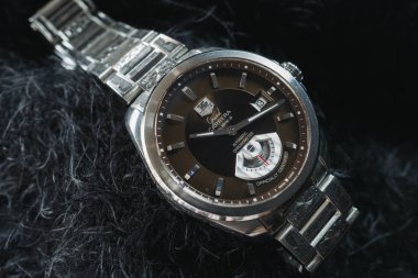 Nakhon Ratchasima, Tayland - 31 Temmuz 2018: Askı İzle Tag Heuer Grand Carrera ile el yapımı oyma