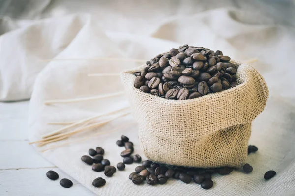 Granos Café Saco Arpillera Palo Sobre Fondo Madera Blanca — Foto de Stock