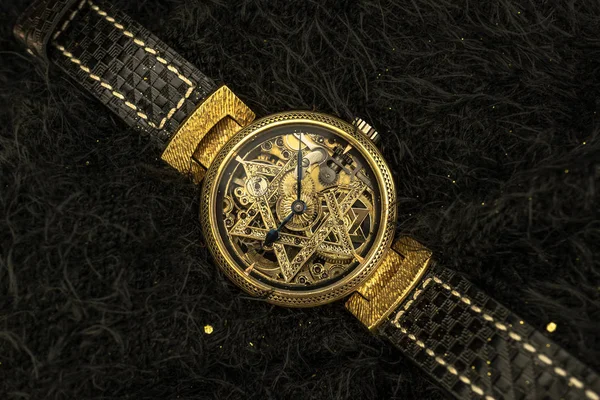 Montre Squelette Vintage Avec Étoile David Sur Fond Fourrure Noire — Photo