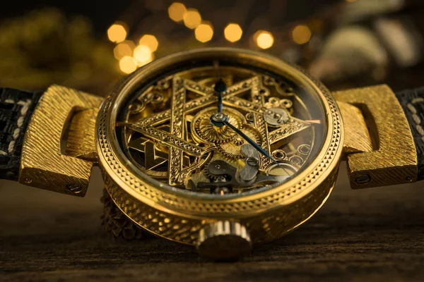 木材の背景にダビデの星を持つヴィンテージのスケルトン時計 — ストック写真
