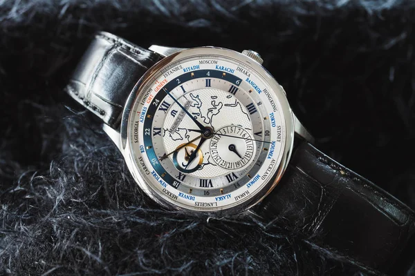 空叻差 2018年7月31日 莫里斯拉克鲁瓦世界计时器收集与世界地图表盘手表 — 图库照片