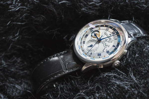 空叻差 2018年7月31日 莫里斯拉克鲁瓦世界计时器收集与世界地图表盘手表 — 图库照片