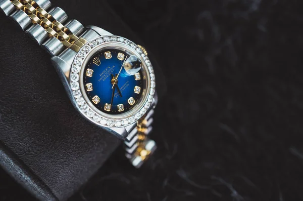 Nakhon Ratchasima, Tayland - 31 Temmuz 2018: Rolex oyster perpetual tarihle sadece diamond izle
