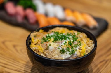 Tavuk mu yumurtadan çıkar (Donburi veya oyakodon ile Japon pirinç)