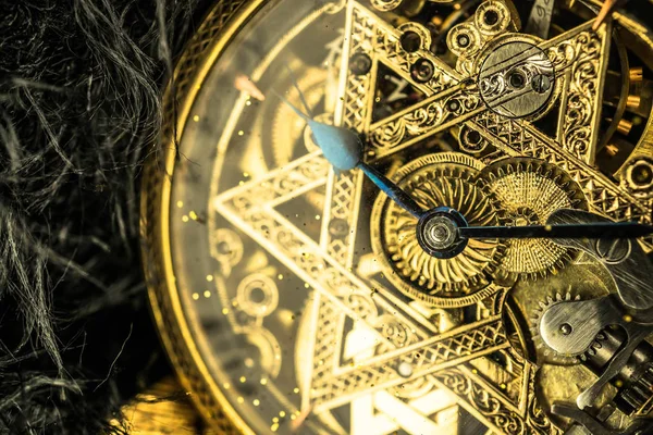 Винтажные скелетные часы со звездой Давида на деревянном фоне — стоковое фото