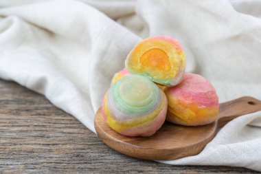 Çin Pasta veya ay kek ahşap üzerinde tuzlu yumurta sarısı ile doldurulmuş