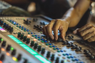 Teknisyen el ayarlı ses karıştırıcı